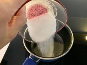 Recette Trianon -Dans une casserole, verser le sucre et l'eau et porter à ébullition jusqu'à 118 degrés.