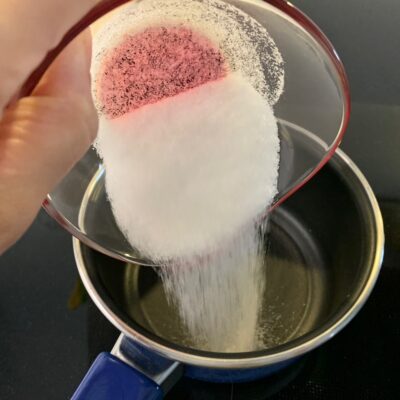 Recette Trianon -Dans une casserole, verser le sucre et l'eau et porter à ébullition jusqu'à 118 degrés.