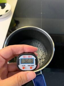 Recette Trianon -Dans une casserole, verser le sucre et l'eau et porter à ébullition jusqu'à 118 degrés.