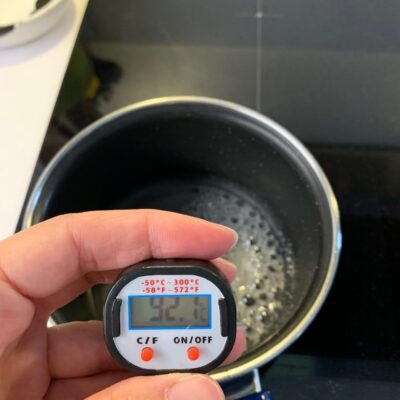 Recette Trianon -Dans une casserole, verser le sucre et l'eau et porter à ébullition jusqu'à 118 degrés.