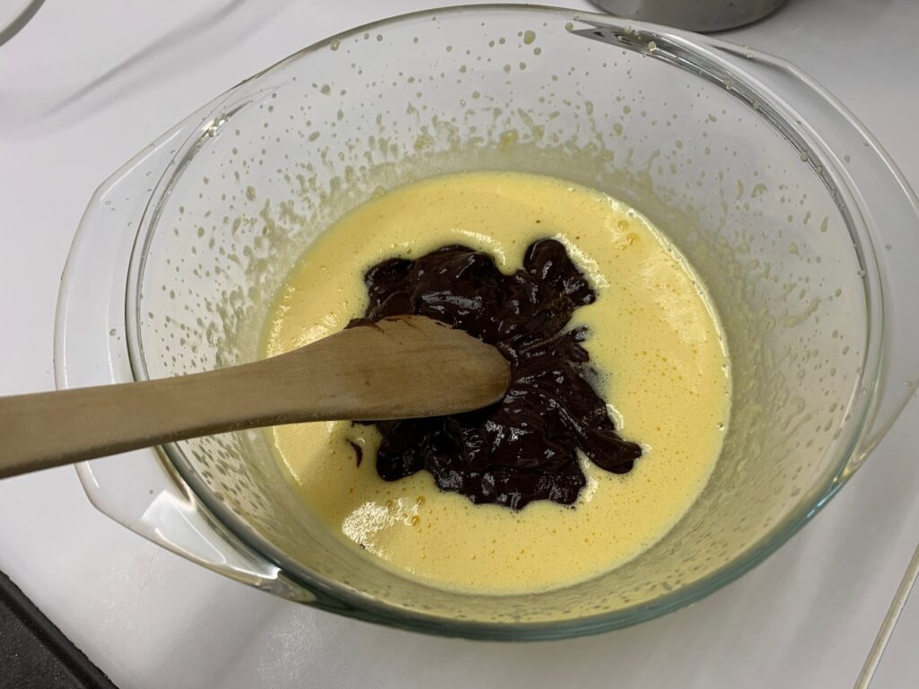 Recette Trianon -Ajouter le chocolat fondu et mélanger jusqu'à l'obtention d'une pâte lisse et homogène.
