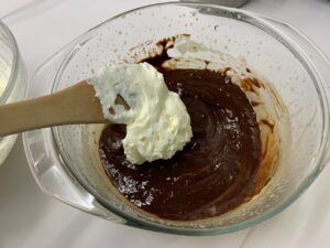 Recette Trianon - Ajouter une cuillère de chantilly et mélanger énergiquement. Ensuite, ajouter le reste de la chantilly délicatement à l'aide d'une maryse.