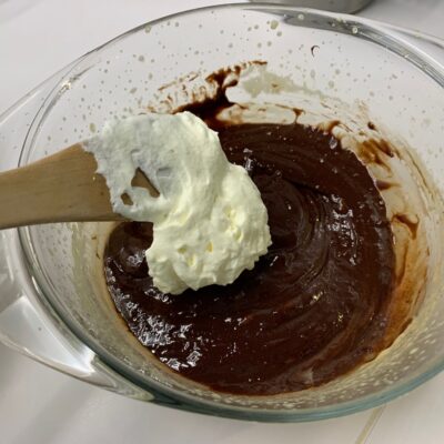 Recette Trianon - Ajouter une cuillère de chantilly et mélanger énergiquement.
Ensuite, ajouter le reste de la chantilly délicatement à l'aide d'une maryse.