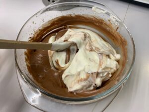 Recette Trianon - Ajouter une cuillère de chantilly et mélanger énergiquement. Ensuite, ajouter le reste de la chantilly délicatement à l'aide d'une maryse.