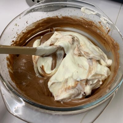 Recette Trianon - Ajouter une cuillère de chantilly et mélanger énergiquement.
Ensuite, ajouter le reste de la chantilly délicatement à l'aide d'une maryse.