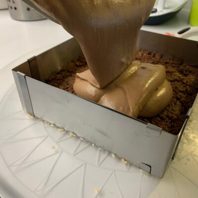 Recette Trianon - Verser la mousse au chocolat sur le croustillant en la répartissant bien aux 4 coins.
Lisser la surface à l'aide d'une spatule.
Réserver toute une nuit au réfrigérateur.