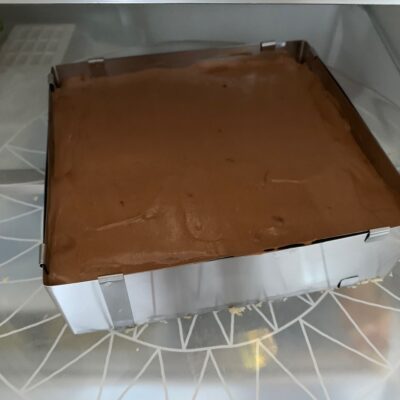 Recette Trianon - Verser la mousse au chocolat sur le croustillant en la répartissant bien aux 4 coins.
Lisser la surface à l'aide d'une spatule.
Réserver toute une nuit au réfrigérateur.