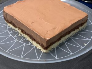 Recette Trianon -Le lendemain, on chauffe les parois du cadre à l'aide d'un chalumeau pour faciliter le démoulage et on le retire délicatement.