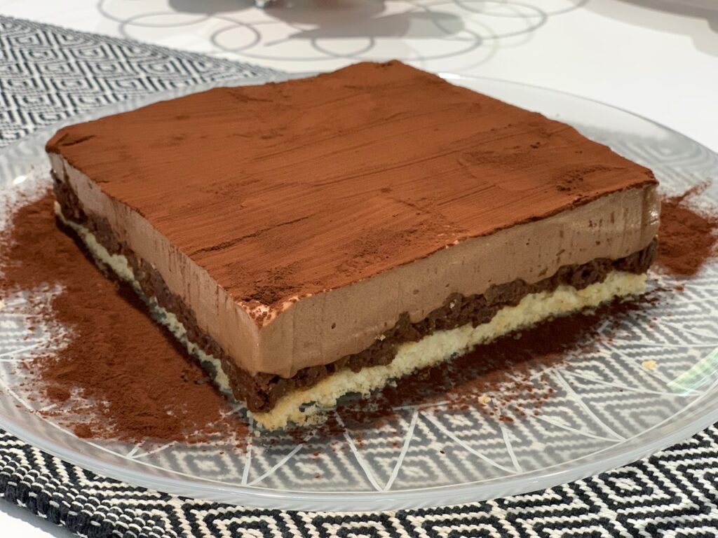 Recette Trianon -Saupoudrer de cacao à l'aide d'un tamiseur.