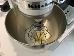 Recette gâteau à la ricotta chocolat blanc et framboises -Battre le beurre mou avec le sucre et la vanille.