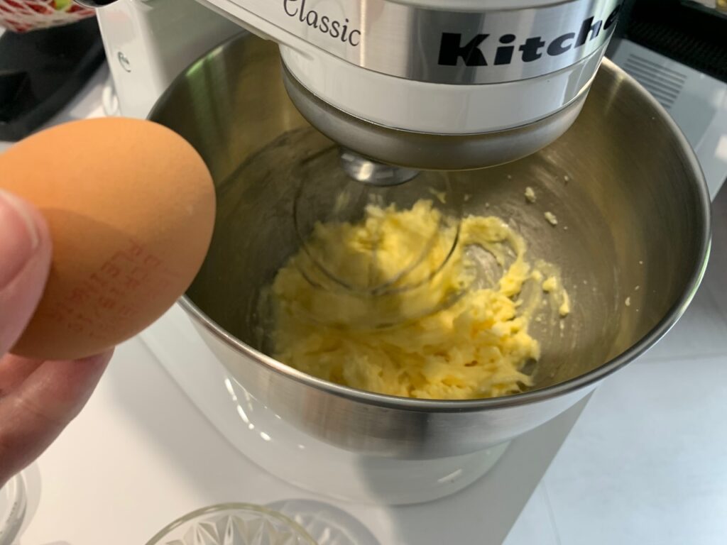 Recette gâteau à la ricotta chocolat blanc et framboises -Ajouter les oeufs un à un en fouettant à chaque ajout.