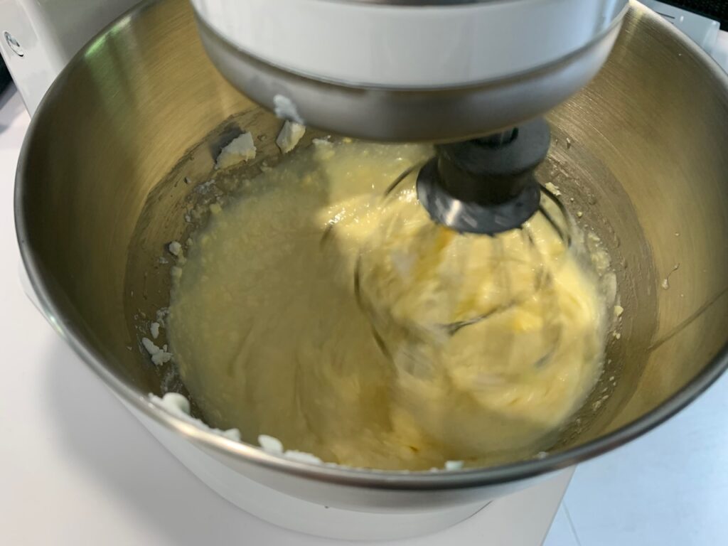 Recette gâteau à la ricotta chocolat blanc et framboises -Incorporer la ricotta et le chocolat blanc.