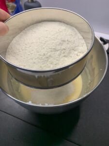 Recette gâteau à la ricotta chocolat blanc et framboises -Incorporer la farine tamisée avec la levure ainsi que le lait.