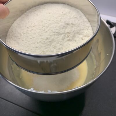 Recette gâteau à la ricotta chocolat blanc et framboises -Incorporer la farine tamisée avec la levure ainsi que le lait.
