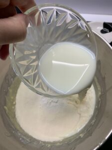 Recette gâteau à la ricotta chocolat blanc et framboises -Incorporer la farine tamisée avec la levure ainsi que le lait.