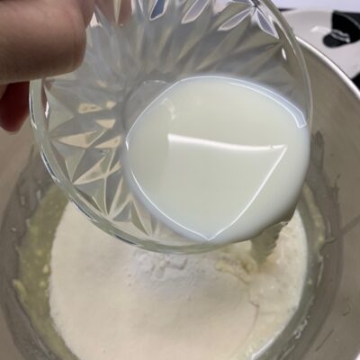 Recette gâteau à la ricotta chocolat blanc et framboises -Incorporer la farine tamisée avec la levure ainsi que le lait.