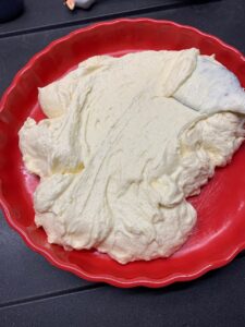 Recette gâteau à la ricotta chocolat blanc et framboises -Beurrer un moule de 24 cm de diamètre et y verser la pâte. Lisser et répartir les framboises sur le dessus en les enfonçant légèrement.