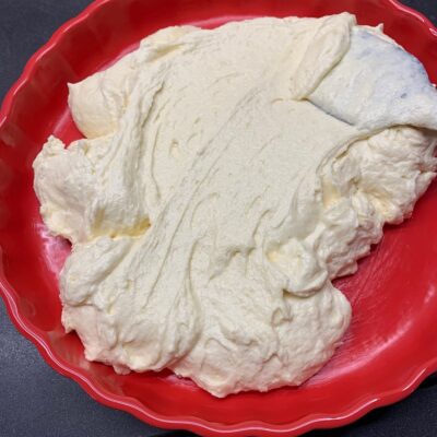 Recette gâteau à la ricotta chocolat blanc et framboises -Beurrer un moule de 24 cm de diamètre et y verser la pâte.
Lisser et répartir les framboises sur le dessus en les enfonçant légèrement.