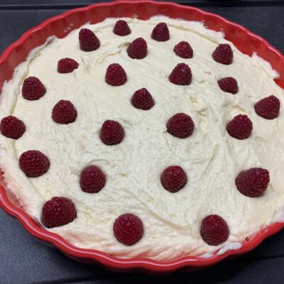 Recette gâteau à la ricotta chocolat blanc et framboises -Beurrer un moule de 24 cm de diamètre et y verser la pâte.
Lisser et répartir les framboises sur le dessus en les enfonçant légèrement.