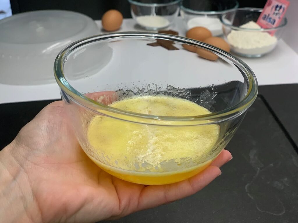 Recette madeleines au chocolat et noix de coco - Faire fondre le beurre et laisser-le refroidir.