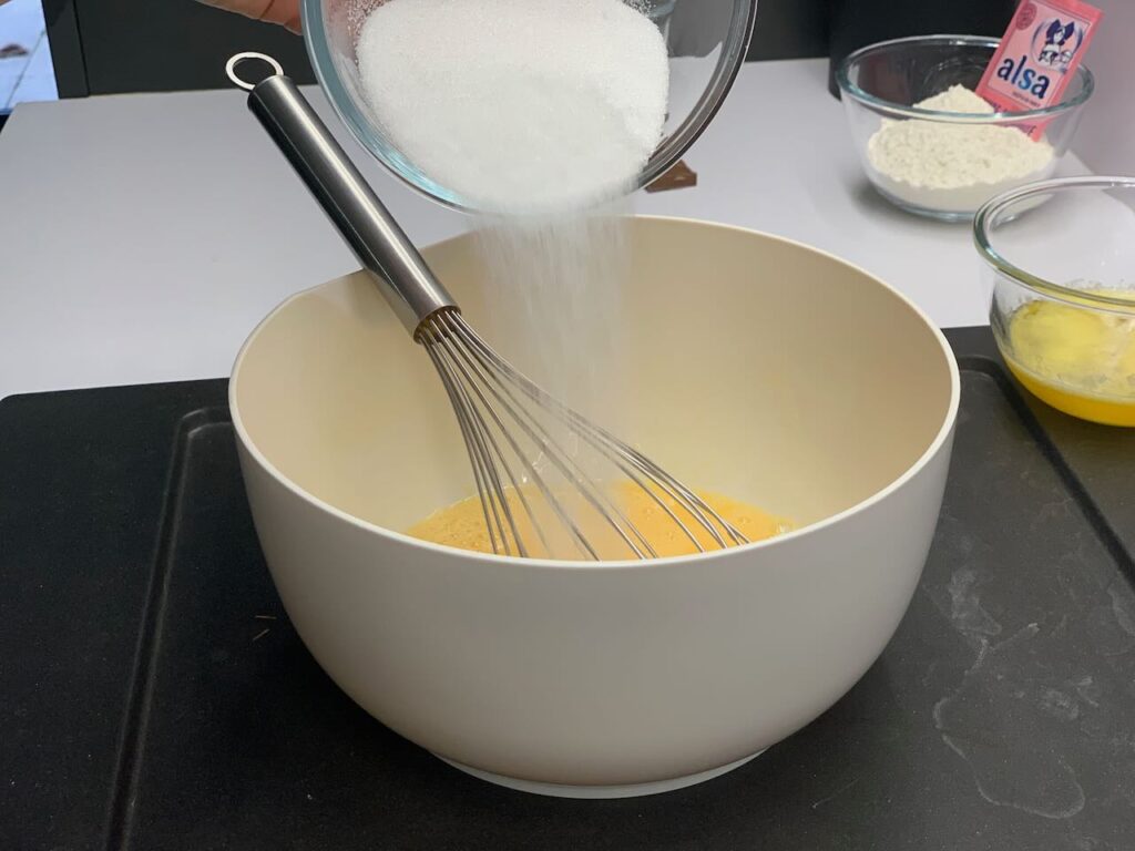 Recette madeleines au chocolat et noix de coco -Dans un saladier, mélanger les oeufs, le sucre, la farine et la levure.