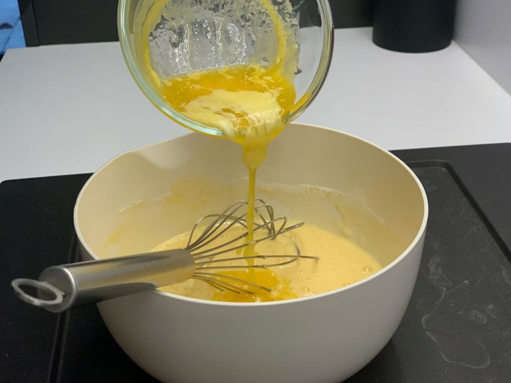Recette madeleines au chocolat et noix de coco - Ajouter le beurre refroidit et mélanger.