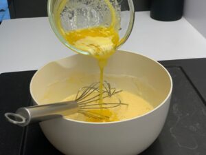 Recette madeleines au chocolat et noix de coco - Ajouter le beurre refroidit et mélanger.