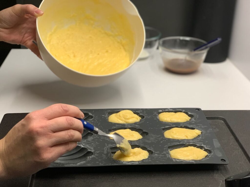 Recette madeleines au chocolat et noix de coco - Verser dans des moules à madeleines.