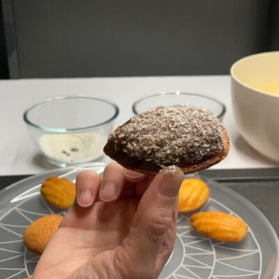 Recette madeleines au chocolat et noix de coco - Démouler et tremper les madeleines sur une seule face dans le chocolat fondu d'abord, puis dans la noix de coco.