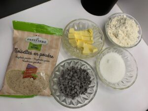 Recette quatre-quarts au crumble de noisettes -Préparer les ingrédients nécessaires à la réalisation du crumble