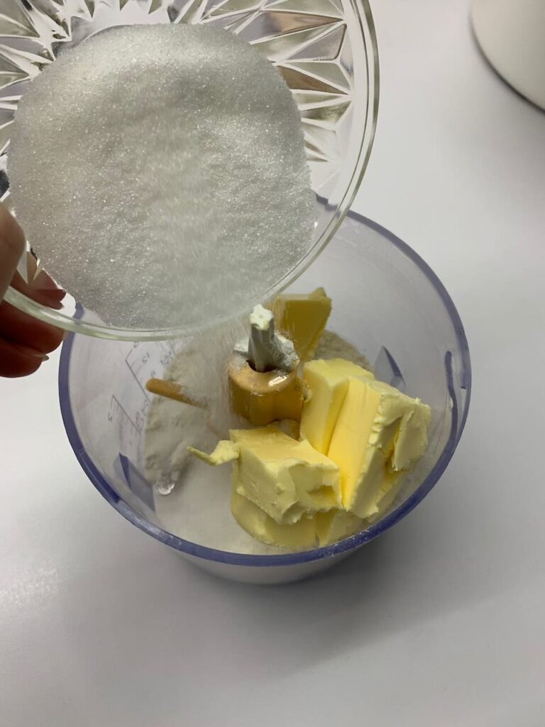 Recette quatre-quarts marbré au crumble de noisettes -Dans un mini-hachoir, rassembler farine, beurre et sucre. Mixer le tout pour obtenir des miettes.