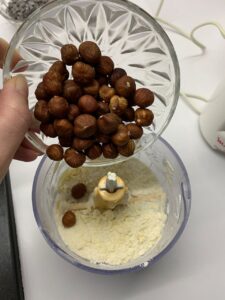 Recette quatre-quarts marbré au crumble de noisettes -Ajouter les noisettes et pulser pour les hacher grossièrement.