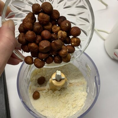 Recette quatre-quarts marbré au crumble de noisettes -Ajouter les noisettes et pulser pour les hacher grossièrement.
