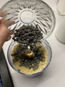 Recette quatre-quarts au crumble de noisettes -Ajouter les pépites de chocolat à la fin.