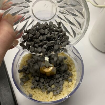 Recette quatre-quarts au crumble de noisettes -Ajouter les pépites de chocolat à la fin.