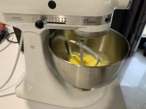 Recette quatre-quarts marbré au crumble de noisettes -Dans un robot muni du batteur plat, battre le beurre mou et le sucre jusqu'à ce que la préparation soit pâle et mousseuse (environ 5 min).