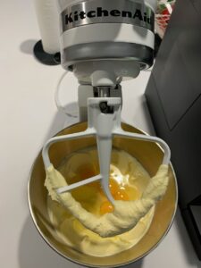 Recette quatre-quarts marbré au crumble de noisettes -Ajouter les oeufs et mixer jusqu'à ce que la préparation soit bien homogène.