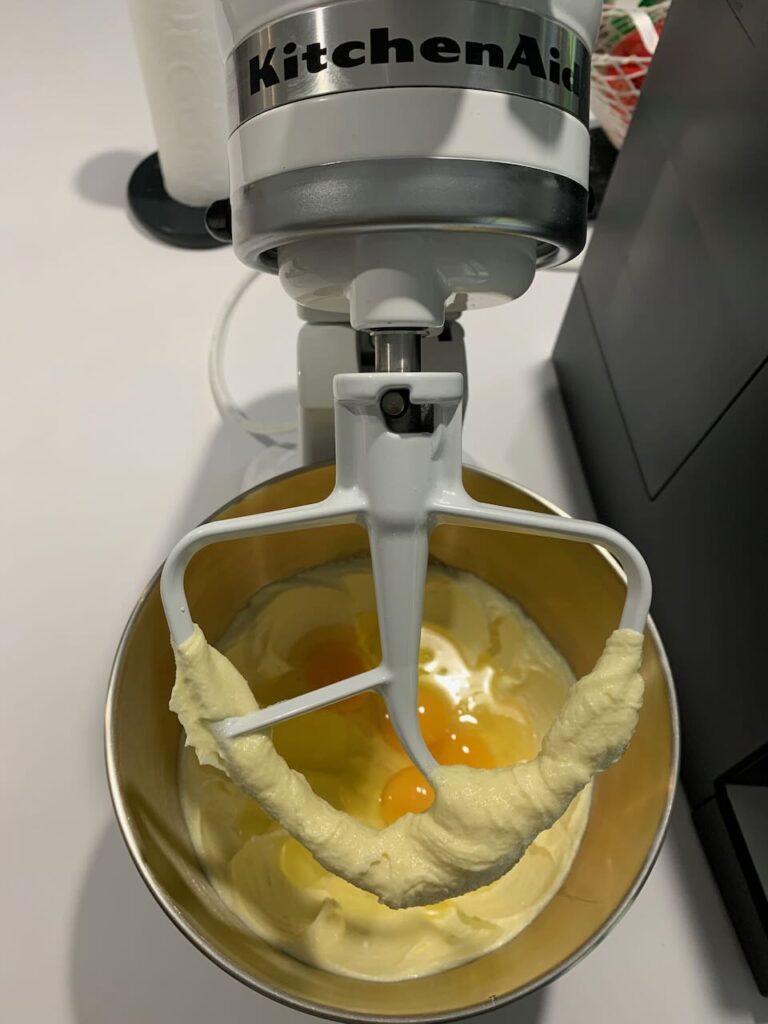 Recette quatre-quarts marbré au crumble de noisettes -Ajouter les oeufs et mixer jusqu'à ce que la préparation soit bien homogène.