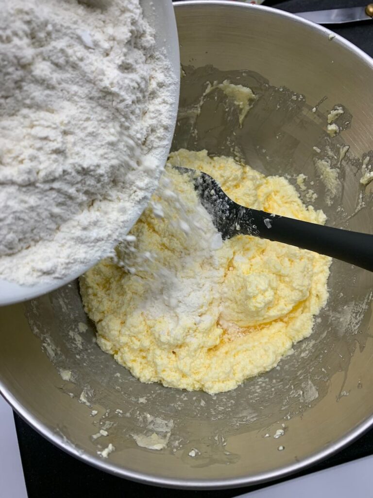 Recette quatre-quarts marbré au crumble de noisettes -Ajouter la farine et la levure et mélanger. Ajouter ensuite le lait et mélanger.