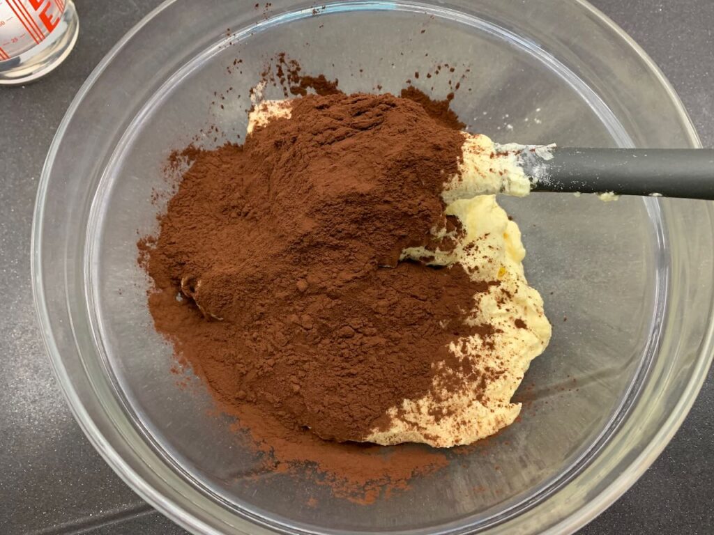 Recette quatre-quarts marbré au crumble de noisettes -Verser la moitié de la préparation dans un saladier et ajouter la poudre de cacao.
Mélanger pour faire la pâte au chocolat.