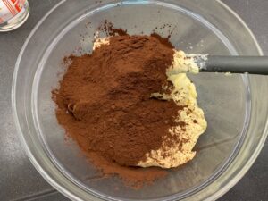 Recette quatre-quarts marbré au crumble de noisettes -Verser la moitié de la préparation dans un saladier et ajouter la poudre de cacao. Mélanger pour faire la pâte au chocolat.