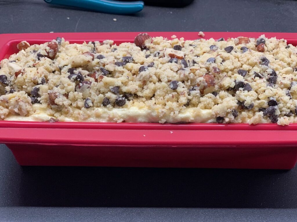 Recette quatre-quarts au crumble de noisettes -Saupoudrer de crumble et enfourner 1h05 min.