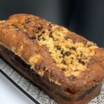 Quatre-quarts marbré au crumble de noisettes