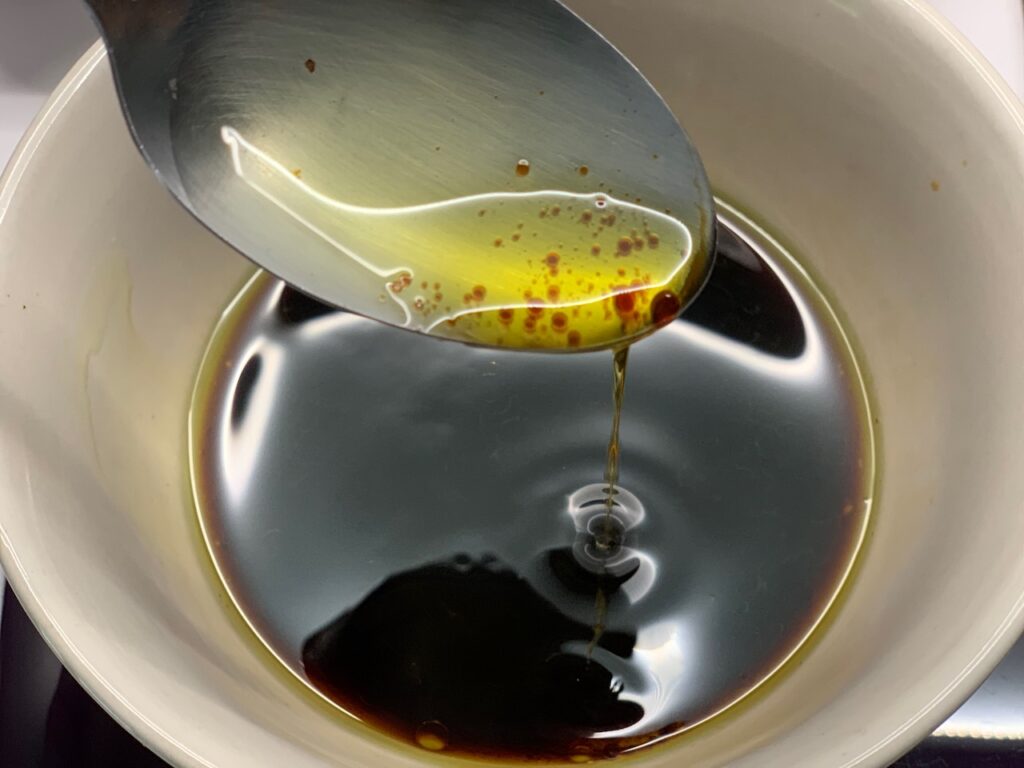 Recette wok de boeuf et nouilles chinoises -Dans un bol, mélanger la sauce soja, le miel et 10 cl d'huile d'olive.