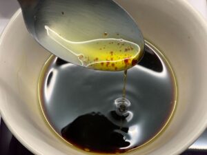 Recette wok de boeuf et nouilles chinoises -Dans un bol, mélanger la sauce soja, le miel et 10 cl d'huile d'olive.