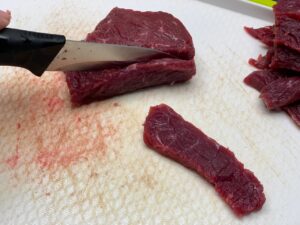 Recette wok de boeuf et nouilles chinoises -Couper les pavés de boeuf en fines tranches puis les laisser reposer dans la marinade quelques minutes.