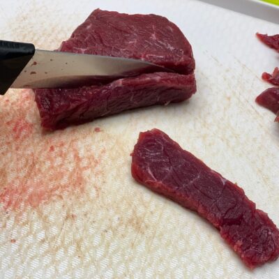 Recette wok de boeuf et nouilles chinoises -Couper les pavés de boeuf en fines tranches puis les laisser reposer dans la marinade quelques minutes.