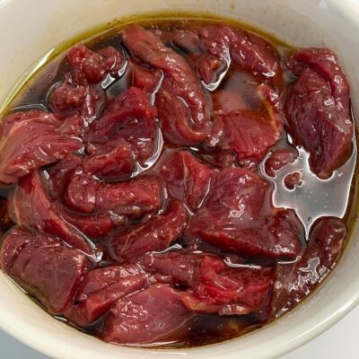 Recette wok de boeuf et nouilles chinoises -Couper les pavés de boeuf en fines tranches puis les laisser reposer dans la marinade quelques minutes.