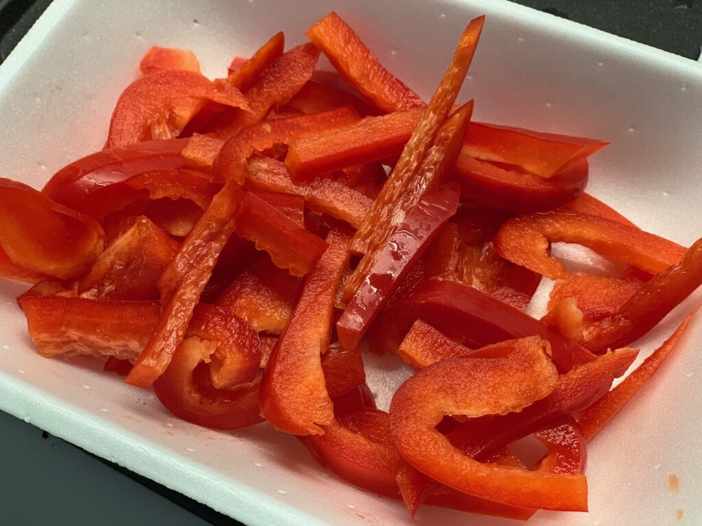 Recette wok de boeuf et nouilles chinoises -Pendant ce temps, couper le poivron rouge et les pois gourmands en fines lamelles.