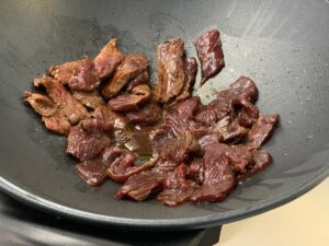 Recette wok de boeuf et nouilles chinoises -Dans un wok très chaud, ou une grande poêle, griller les lamelles de viande très rapidement de chaque côté. Les réserver et cuire les légumes quelques minutes à leur tour.